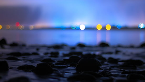 黒い石、水の上の岩をクローズアップ写真、ボケ、穏やかな、水、海、夜、 HDデスクトップの壁紙 HD wallpaper