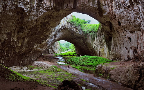 скальное образование с мшистыми в дневное время, пещера, река, трава, Болгария, скала, природа, пейзаж, HD обои HD wallpaper