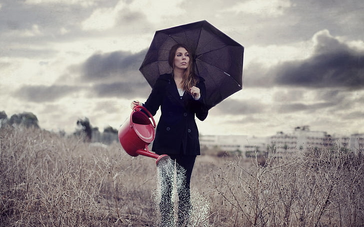 mantel hitam double-breasted wanita, gadis, hujan, air, berjalan, rumput, Wallpaper HD