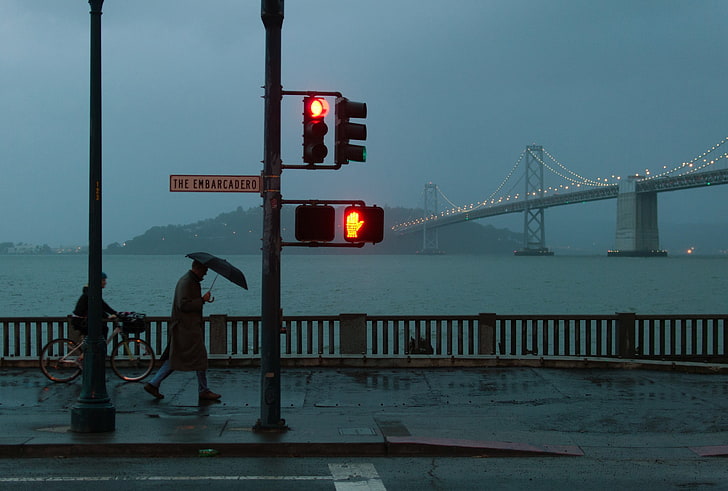 човек, който се разхожда в близост до стоп светлина, архитектура, градски, град, град, мъже, светофари, спирка, дъжд, улица, вода, море, мост, светлини, велосипед, пътека, ходене, чадър, Калифорния, Сан Франциско, залив Сан Франциско, HD тапет