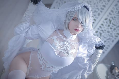  women, model, indoors, women indoors, cosplay, video games, video game characters, video game girls, Nier: Automata, 2B, Sai Westwood, 2B (Nier: Automata), white clothing, short hair, silver hair, thigh-highs, hair over one eye, looking at viewer, HD wallpaper HD wallpaper