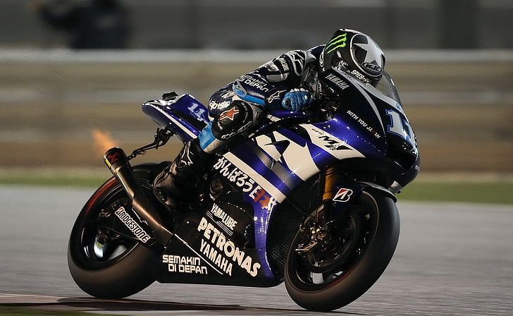 Yamaha Yzr M1 On Race Track, niebiesko-czarny motocykl sportowy, wyścigi motocyklowe, wyścigi Superbike, wyścig, Yamaha, tor, Tapety HD