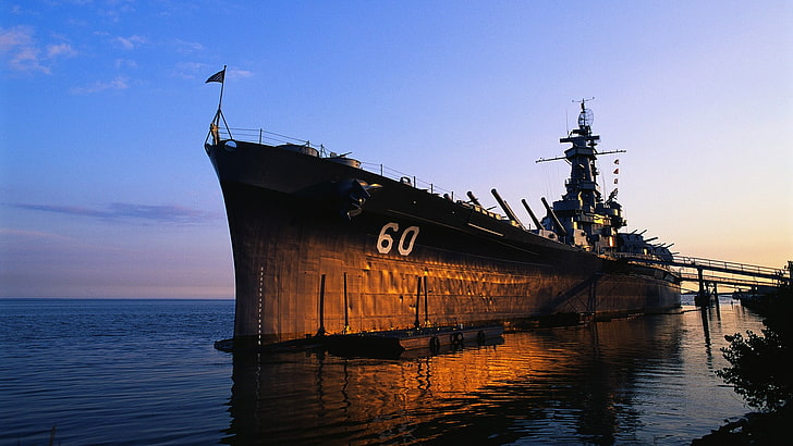 barca nera e marrone su uno spo d'acqua, USS Alabama, navi da guerra, Sfondo HD