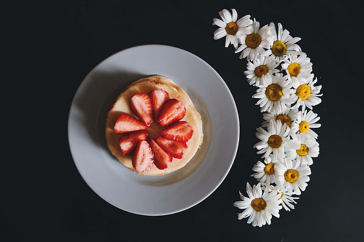 black table, daisies, daisy, dessert, food, fruits, pancakes, plate, strawberries, table, white daisies, public domain images, HD wallpaper