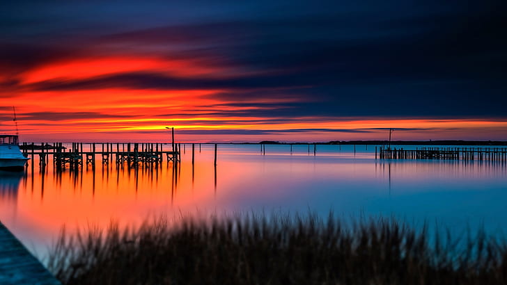 Sonnenuntergang, roter Himmel, Wasser, Boot, Dock, blaues Gewässer unter orange Sonnenuntergang, Sonnenuntergang, Rot, Himmel, Wasser, Boot, Dock, HD-Hintergrundbild
