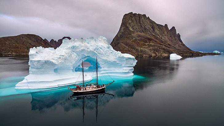 kapal layar putih di samping gunung es digital wallpaper, alam, pemandangan, musim dingin, salju, gunung es, kapal layar, pegunungan, laut, refleksi, awan, Islandia, tenang, Wallpaper HD