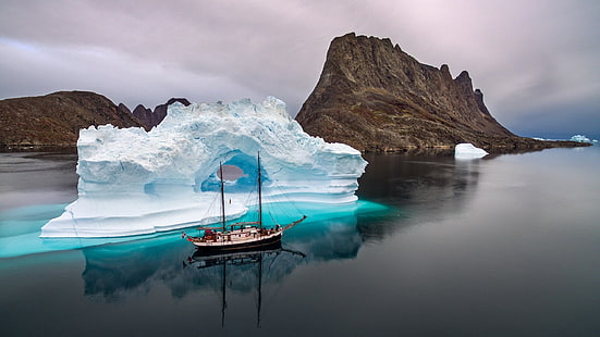 бял платноход до айсберг дигитален тапет, природа, пейзаж, зима, сняг, айсберг, ветроход, кораб, планини, море, отражение, облаци, Исландия, спокойствие, HD тапет HD wallpaper