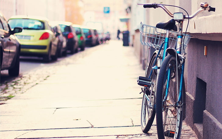 blaues Fahrrad mit festem Gang, Fahrrad, Straße, Bürgersteig, Autos, Parkplatz, HD-Hintergrundbild