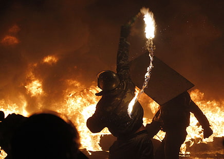 traje negro de hombre, manifestantes, bombas, Ucrania, fuego, terrorista, Fondo de pantalla HD HD wallpaper