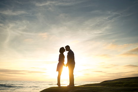 silhueta de homem e mulher beijando, casal, amor, romance, pôr do sol, mar, costa, HD papel de parede HD wallpaper