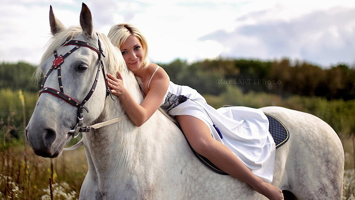 cheval blanc, femmes, blond, cheval, robe, jambes, collants, animaux, sourire, modèle, regarder spectateur, Fond d'écran HD