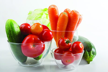 variedad de verduras en vasos, ensaladera, vegetales, tomate, zanahoria, pepino, calabacín, Fondo de pantalla HD HD wallpaper