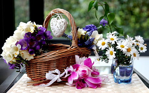 Korg, färgglada blommor, freesia, hyacinter, kamomill, cyklamen, klar glasvas med vita tusensköna blommor och brun korg med vit och lila blombukett, korg, färgglad, blommor, sia, hyacinter, kamomill, cyklamen, HD tapet HD wallpaper