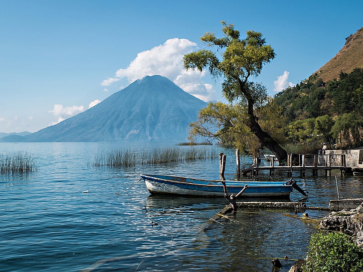 blå motorbåt på vattnet, sjön Atitlan vulkan Atitlan, Guatemala, båt, träd, HD tapet