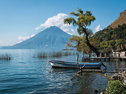 синяя моторная лодка на водоеме, озеро атитлан, вулкан атитлан, гватемала, лодка, дерево, HD обои HD wallpaper