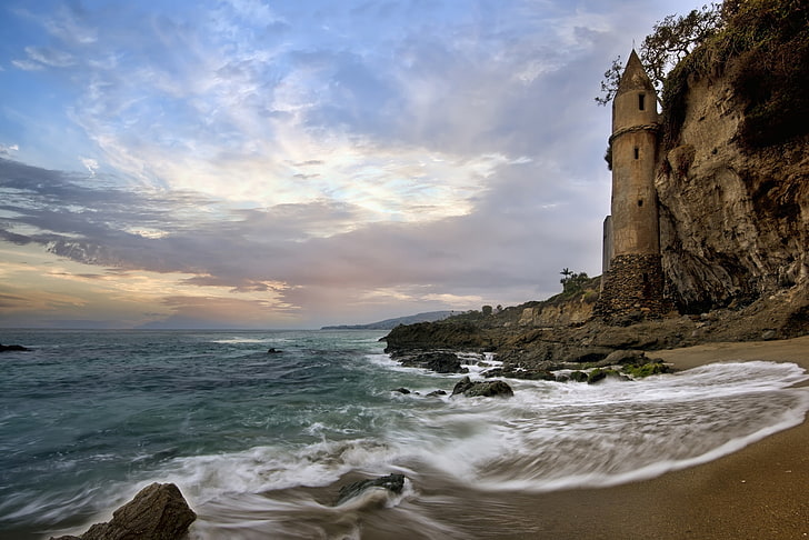 castelo bege e corpo de água, rocha, costa, torre, CA, Oceano Pacífico, Califórnia, Oceano Pacífico, Laguna Beach, Victoria Beach, HD papel de parede