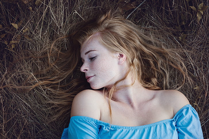 bare shoulders, women, Martina Fehérová, face, portrait, lying on back, freckles, redhead, HD wallpaper
