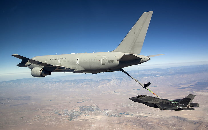 dois aviões de carga de combustível cinza e um avião de combate Raptor preto, Lockheed Martin F-35 Lightning II, aviões militares, aviões, caça a jato, Boeing KC-46 Pegasus, Força Aérea dos EUA, reabastecimento no ar, HD papel de parede