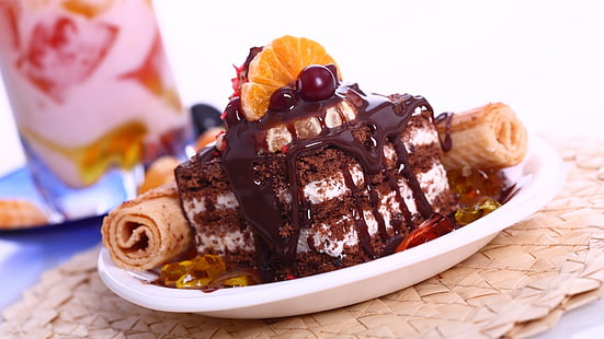 chokladkaka med rulle, mat, efterrätt, kaka, tallrikar, körsbär, körsbär (mat), HD tapet HD wallpaper
