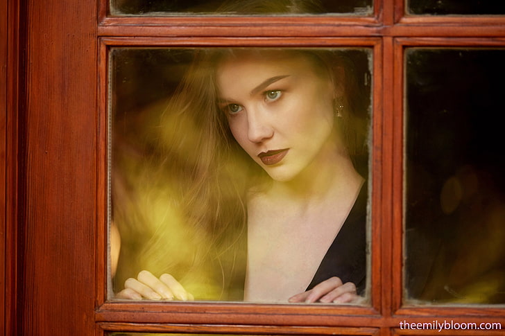 Emily Bloom, berambut cokelat, wanita, jendela, memalingkan muka, melihat keluar jendela, Wallpaper HD