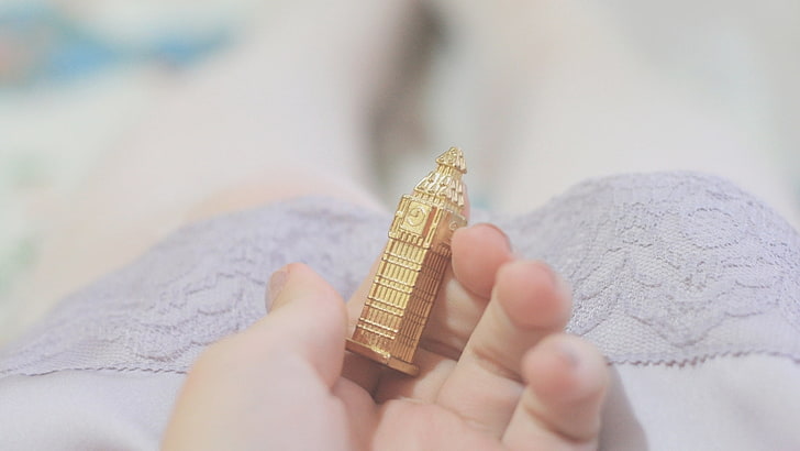 gold tower clock miniature, souvenir, wings, hand, statue, HD wallpaper