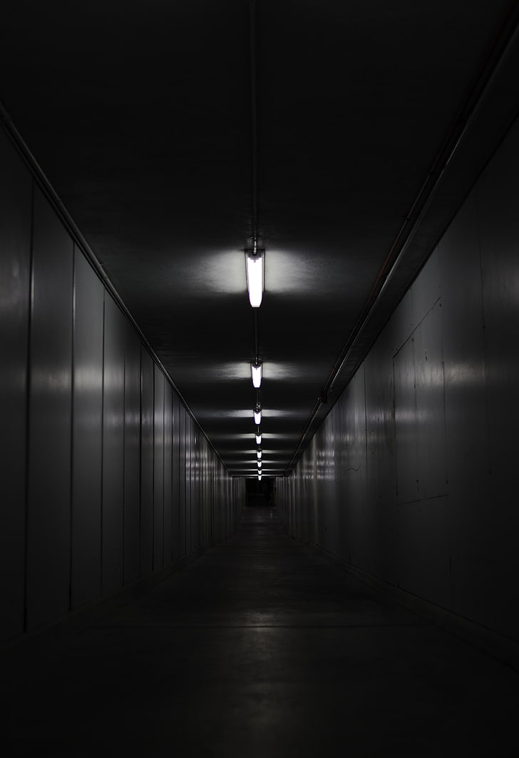 couloir gris, couloir, chambre, noir et blanc, murs, éclairage, Fond d'écran HD, fond d'écran de téléphone