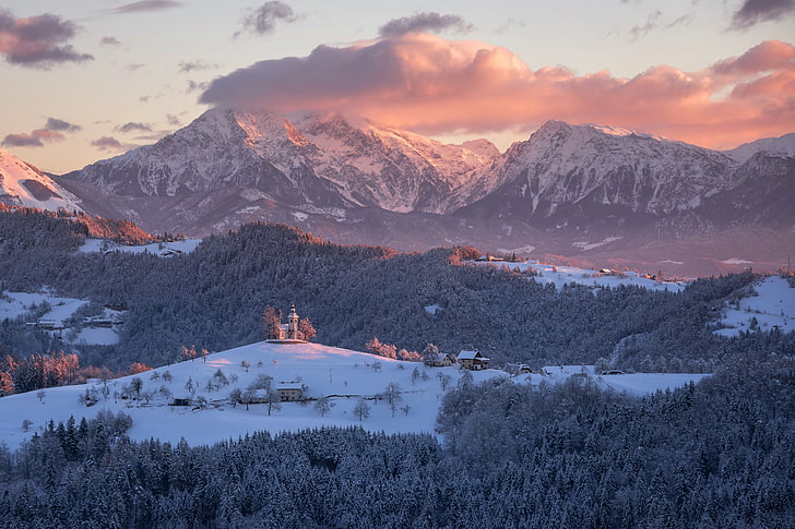 두 개의 흰색과 하나의 빨간색 추상 회화, 교회, 자연, 겨울, 산, 풍경, 슬로베니아, HD 배경 화면