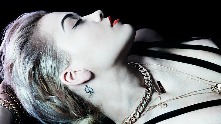 kvinna stänger ögonen och lägger ner, Rita Ora, skådespelerska, artister, musik, röda läppar, tatuering, vit hud, svart bakgrund, profil, HD tapet