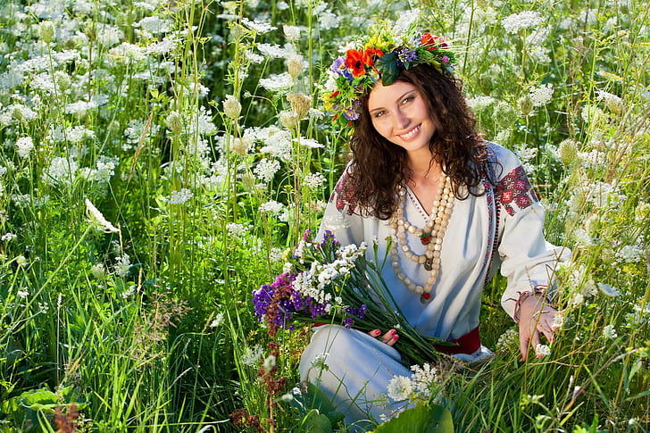kobiety model brunetki kobiety na zewnątrz kwiaty natura pole kwiat we włosach hipis kręcone włosy wianki, Tapety HD