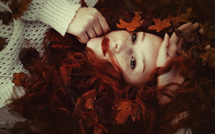 różowe włosy damskie, kobieta z rudymi włosami leżąca na brązowych liściach, ruda, twarz, kobiety, liście, piegi, sweter, długie włosy, czerwona szminka, Tapety HD