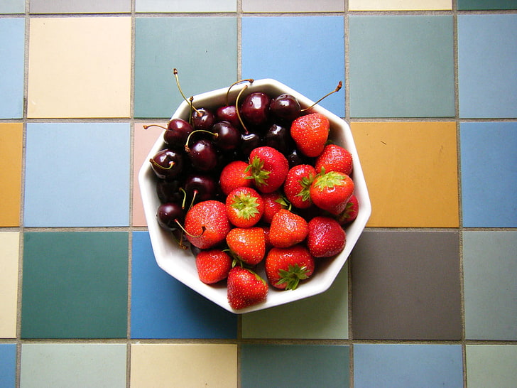 strawberries and cherry fruits, cherries, strawberries, berries, plate, HD wallpaper
