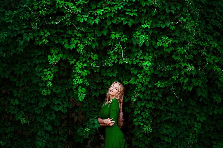 женское зеленое платье с рукавами до локтя, женщина в зелёном платье с длинными рукавами на фоне зелёного дерева, женщины, платье, листья, закрытые глаза, зелёное платье, блондинка, модель, деревья, Анн Неврева, HD обои