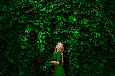 robe verte à manches coudées pour femme, femme vêtue d'une robe verte à manches longues contre arbre vert, femmes, robe, feuilles, yeux fermés, robe verte, blonde, modèle, arbres, Ann Nevreva, Fond d'écran HD HD wallpaper