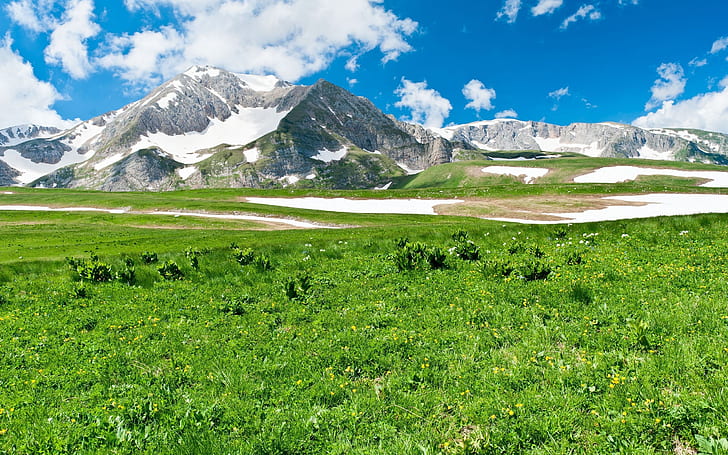 أوائل الربيع ، جبل صخري رمادي وصورة حقل العشب الأخضر ، الطبيعة ، الشتاء ، الثلج ، المناظر الطبيعية ، التل ، الجبال، خلفية HD