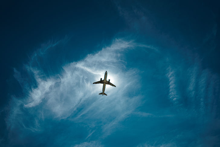 szary samolot pod błękitnym niebem, samolot, niebo, lot, chmury, wysokość, Tapety HD