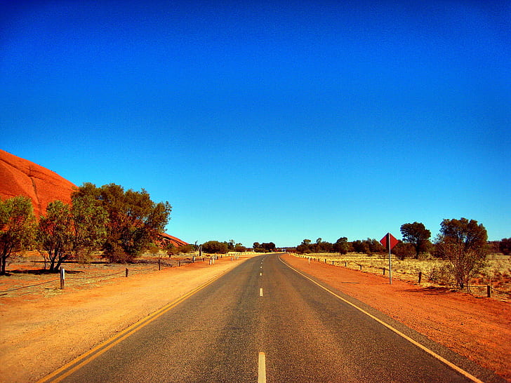 празен бетонен път между зелени листни дървета снимка, улру, улру, път към, Улуру, празен, бетонен път, зелен лист, дървета, снимка, пустош Австралия, пустиня, природа, път, пейзаж, пътуване, планина, небе, на открито, HD тапет