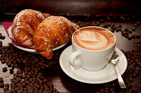 weiße Keramik Tasse und Untertasse, Kaffee, Cappuccino, Croissant, HD-Hintergrundbild HD wallpaper