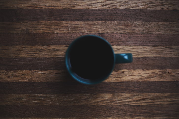 كوب سيراميك أسود على سطح بني ، خشب ، قهوة، خلفية HD