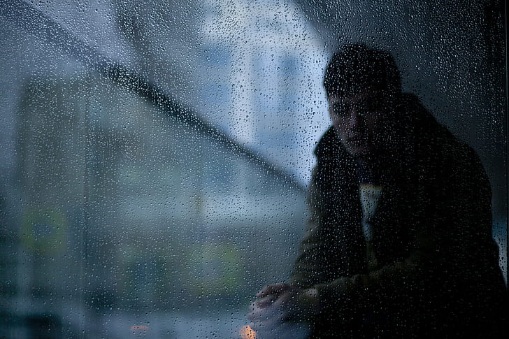 мужчина в черном пальто сидит, депрессия - грусть, грусть, одиночество, люди, дождь, печаль, отчаяние, одиночество, один человек, женщины, HD обои