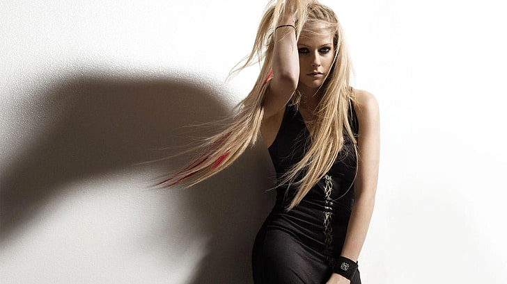 Avril Lavigne, Avril Lavigne, blondynka, czarna sukienka, niebieskie oczy, ciągnięcie za włosy, biodra, bransoletki, uśmieszek, proste tło, cień, ręce na głowie, Tapety HD