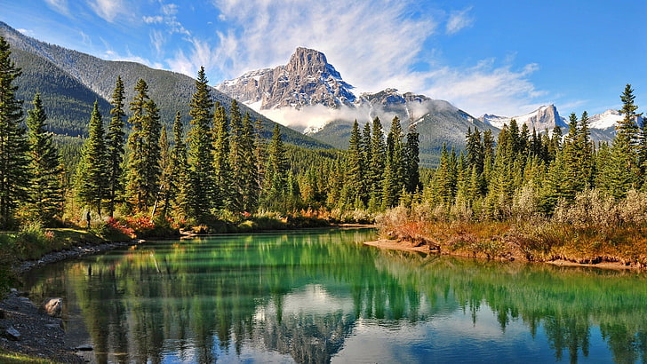 gunung putih yang tertutup salju dekat aliran air dikelilingi oleh pohon-pohon hijau, danau, hutan, pegunungan, Kanada, musim panas, puncak bersalju, hijau, rumput, air, awan, alam, pemandangan, Wallpaper HD