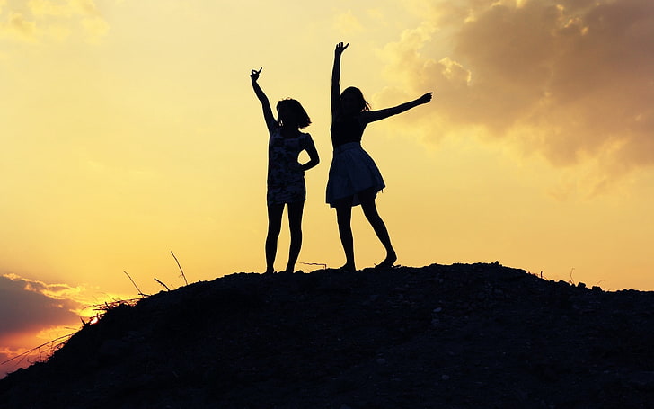 siluet dua wanita, anak perempuan, menari, bukit, Wallpaper HD