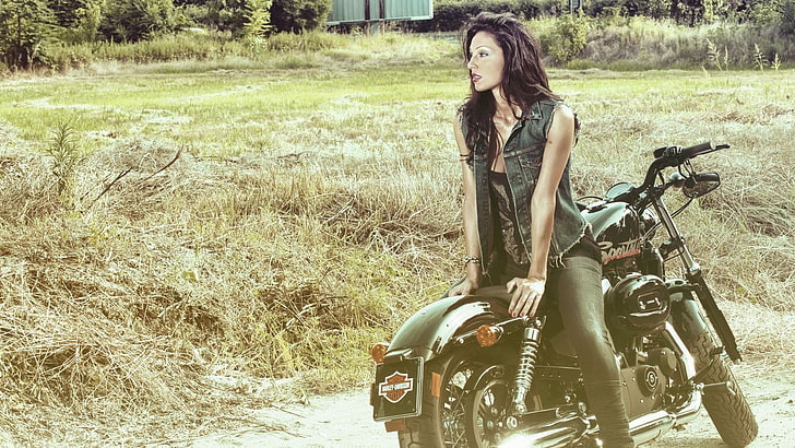 черен туристически мотоциклет, жени, тъмна коса, червено червило, Harley Davidson, мотоциклет, жени с велосипеди, модел, превозно средство, HD тапет