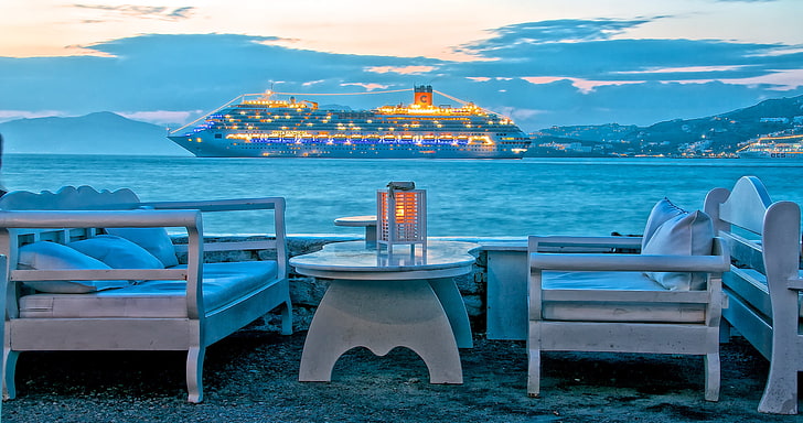 белый деревянный тумбочка и две скамейки, море, небо, облака, горы, огни, столик, отдых, корабль, кресло, вечер, Греция, лайнер, остров Миконос, HD обои