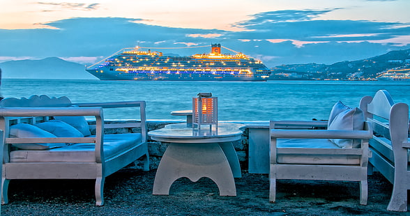 белый деревянный тумбочка и две скамейки, море, небо, облака, горы, огни, столик, отдых, корабль, кресло, вечер, Греция, лайнер, остров Миконос, HD обои HD wallpaper