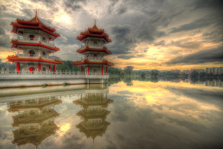 templo de concreto laranja e branco, Cingapura, pôr do sol, pagode, lago, água, nuvens, reflexão, sentimentos, pacífico, HD papel de parede