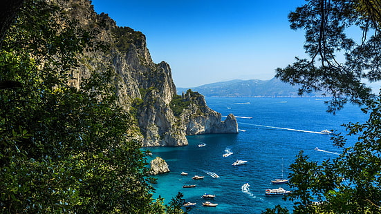 岩、ナポリ、青い海、ヨーロッパ、イタリア、カプリ、山の風景、木、地形、湾、海岸、岬、ヨット、植生、水、空、海、崖、地中海、自然、 HDデスクトップの壁紙 HD wallpaper