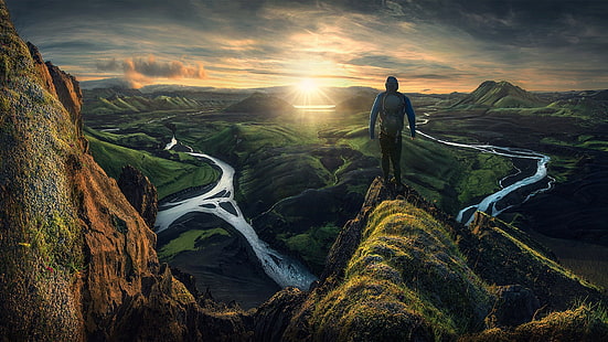 uomo in piedi su una scogliera illustrazione, natura, paesaggio, montagne, nuvole, Islanda, uomini, fiume, raggi del sole, colline, roccia, Sfondo HD HD wallpaper