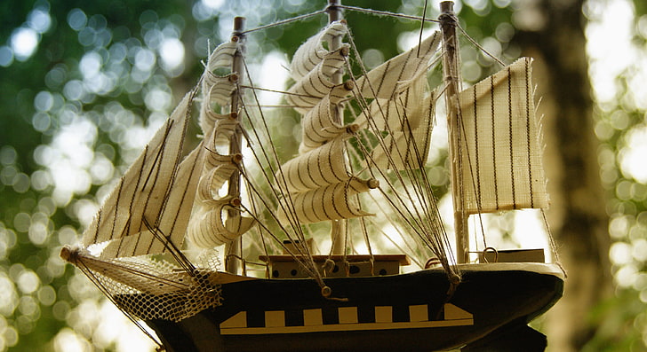 黒とベージュのガレオン船スケールモデル、色、船、帆、彫像、 HDデスクトップの壁紙