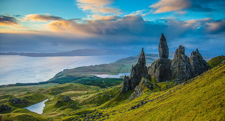 Old Man Rock-of-Storr, grönt gräs fält berg och vattensamling, stenar, dal, panorama, Skottland, Isle of Skye, sjö, Old Man Rock-of-Storr, HD tapet